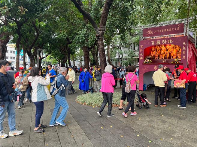 信眾大排長龍鑽轎腳。（王揚傑攝）