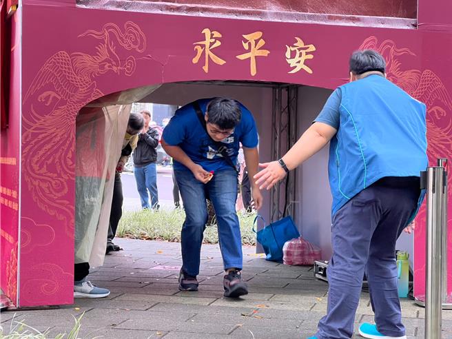 信眾大排長龍鑽轎腳。（王揚傑攝）