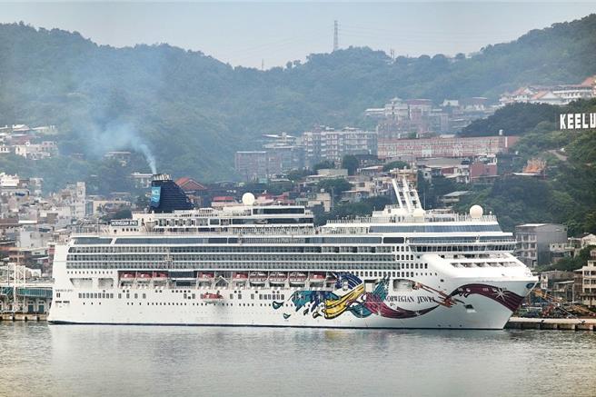 國際郵輪「挪威寶石號」週日到港，戴來2千3百多位歐美籍遊客參訪花蓮知名景點。（花蓮縣府提供／王志偉花蓮傳真）