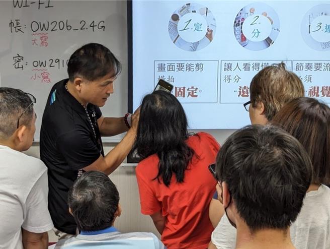 新北市青年局11月「新北有课UKO」，规画烘焙、手机摄影、永续环保等议题。图为手机摄影上课情形。（新北市青年局提供）