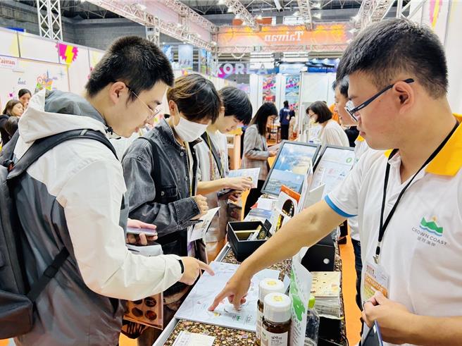 皇冠海岸观光圈前进日本国际旅展，女王头风潮抢攻日客。（北观处提供／蔡亚桦新北传真）