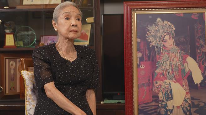 廖琼枝获颁文化耕耘奖。（台视提供）