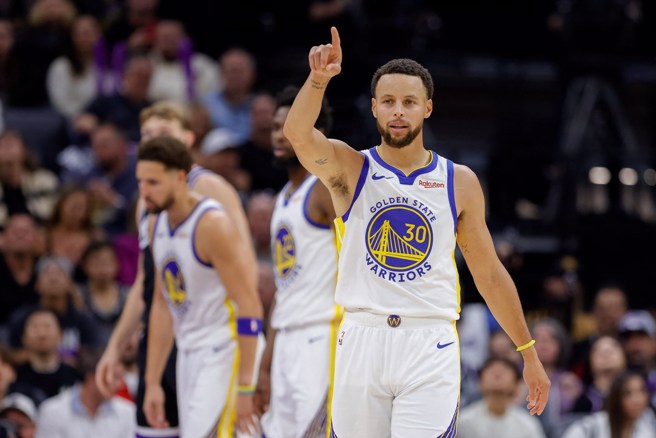 柯瑞28日在第三节实在太神了。(路透)