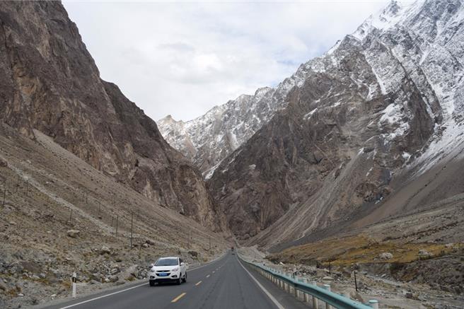 台灣赴新疆旅行團發生車禍導致1死3傷憾事，目前調查肇因涉及機車疲勞駕駛。圖為新疆塔縣314國道。（新華社）