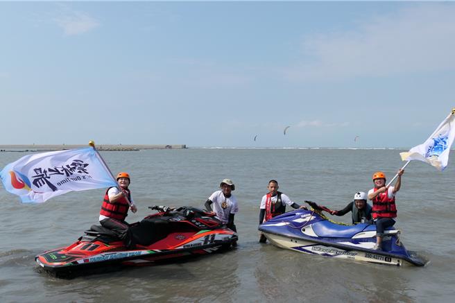 「云林县第3届风筝衝浪公开赛及体验活动」，28日在四湖乡三条崙海水浴场开「衝」，由云林县长张丽善（左）乘坐水上摩托车为活动揭开序幕。（张朝欣摄）