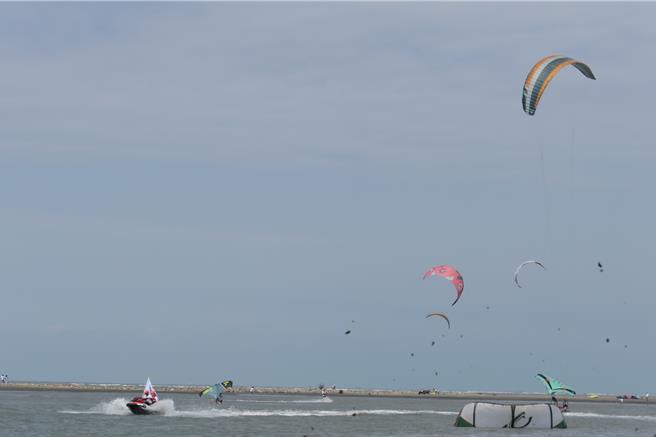 「云林县第3届风筝衝浪公开赛及体验活动」28日在四湖乡三条崙海水浴场登场，吸引台湾、澳洲、印度、香港、越南等近200人次国内外好手（见图）参赛，创全台风筝衝浪赛事竞赛人次最多纪录。（张朝欣摄）