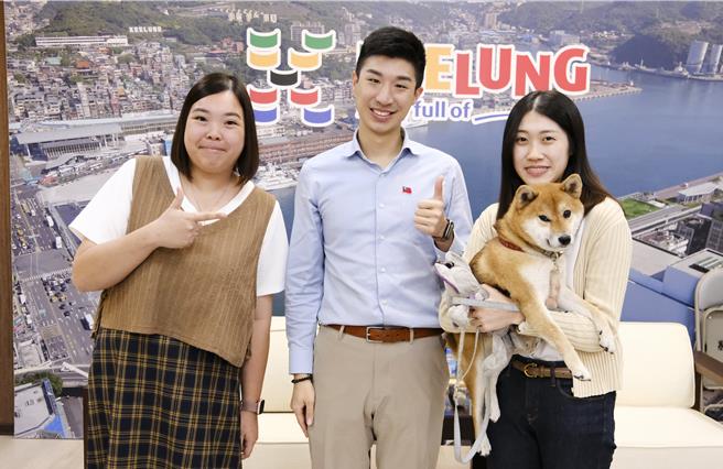 现代社会养宠物民眾趋势有增无减，但毛小孩常有许多行为令饲主相当头痛。基市府「基隆Podcast」广播节目由市府发言人余治明（中）邀请宠物训练师陶子璇（左）、以及高人气的忠二路派出所警犬「Q宝」与照顾牠的警员廖诗颖（右），由陶子璇分享宠物各种行为的原因，教导民眾对毛小孩正确的管教方式。（基隆市政府提供／徐佑升基隆传真）