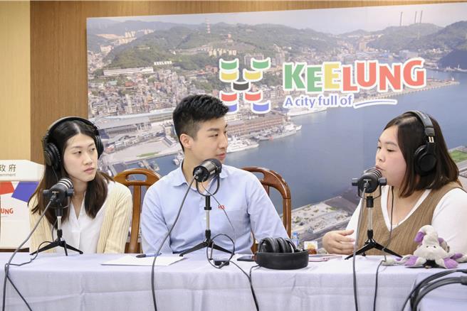 宠物训练师陶子璇（右）以狗狗随地便溺为例，饲主发现家中便溺时，应选择不作为的冷漠反应，而在正确地点上厕所时要特别奖励，如此便能养成习惯。（基隆市政府提供／徐佑升基隆传真）