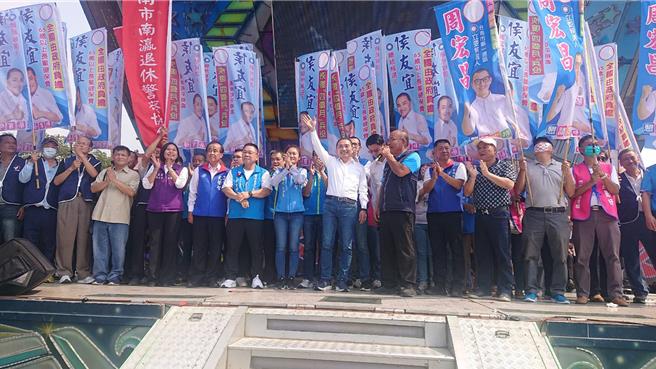 台南市新營太子宮28日中午舉辦平安宴，國民黨總統參選人侯友宜（中）到場致詞，並為自己選情拉票。（程炳璋攝）