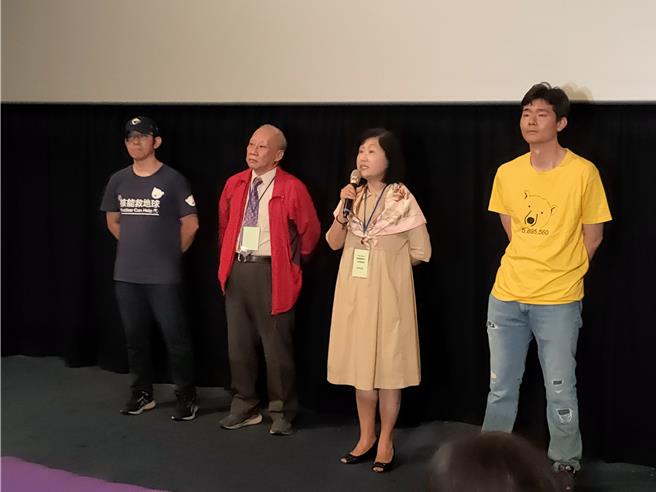中华核能学会携手台湾妈妈气候联盟、气候先锋者联盟、洁净能源推广联盟和核能流言终结者等诸多挺核团体，于27日晚间包场信义威秀影城，率先播放纪录片《Nuclear Now新核能时代》，团队代表于电影播放前发表简短介绍。(李侑珊摄)