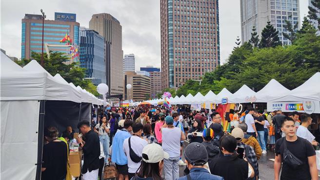 同志游行今年游行主题订为「与多元同行 （Stand with Diversity）」。（林良齐摄）