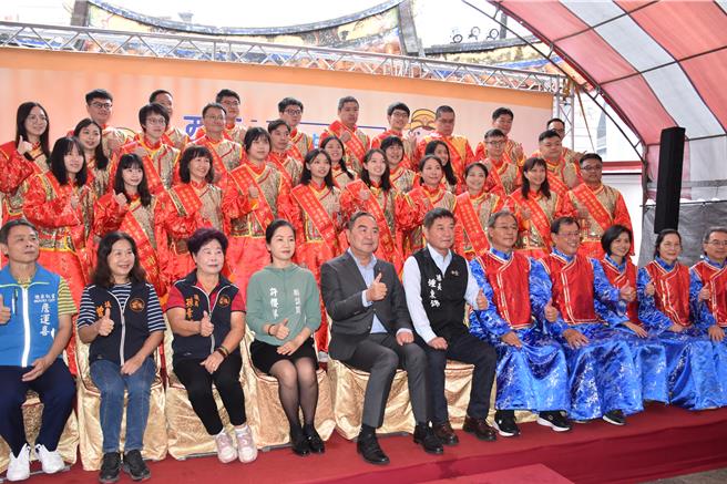苗栗县政府28日举办文昌祠士子开中门，30名优秀士子齐登文昌祠中门，苗栗县长锺东锦到场恭贺。（谢明俊摄）