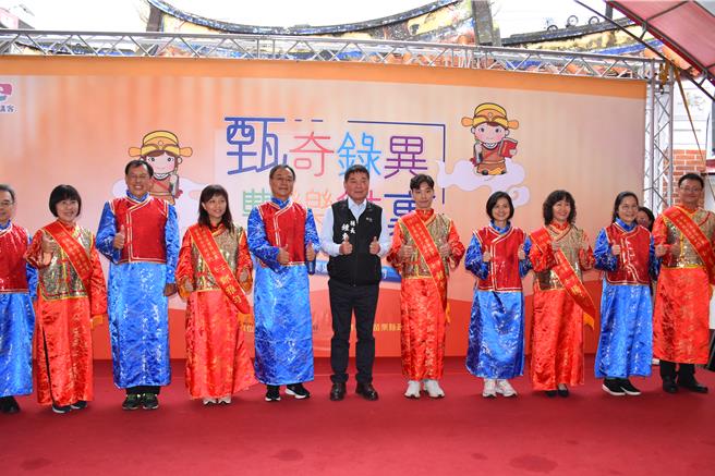 苗栗县政府28日举办文昌祠士子开中门，30名优秀士子齐聚文昌祠，由长官替其披挂红彩。（谢明俊摄）