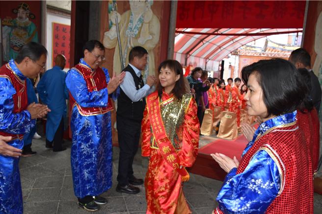 苗栗县政府28日举办文昌祠士子开中门，30名优秀士子依序过文昌祠中门，苗栗县长锺东锦等列等迎接恭贺，率先过中门的郑雅匀是国立成功大学环境及职业卫生学博士。（谢明俊摄）