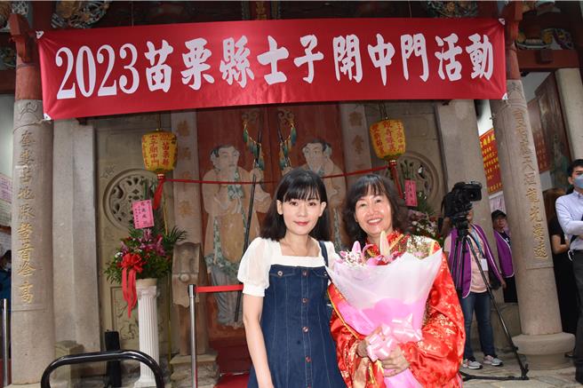 苗栗县政府28日举办文昌祠士子开中门，后龙镇海宝国小杨曼华（右）歷经7年努力，月前取得台中市教育大学的教育学博士。（谢明俊摄）