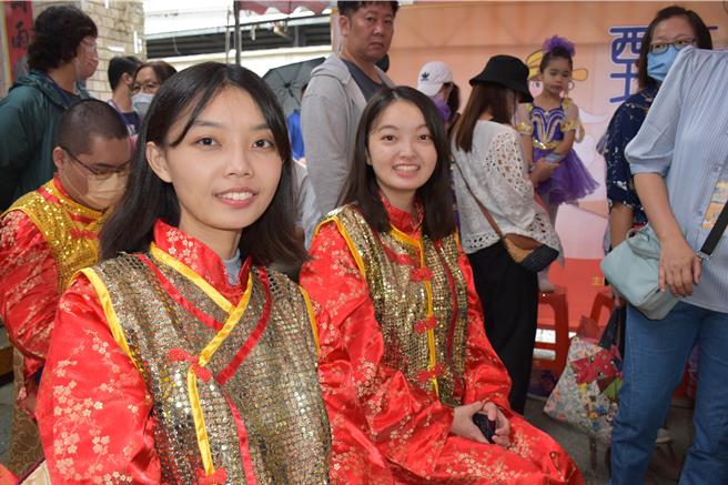 来自头份市的曾采琪（左）、曾巧寧姊妹，双双通过高考。（谢明俊摄）