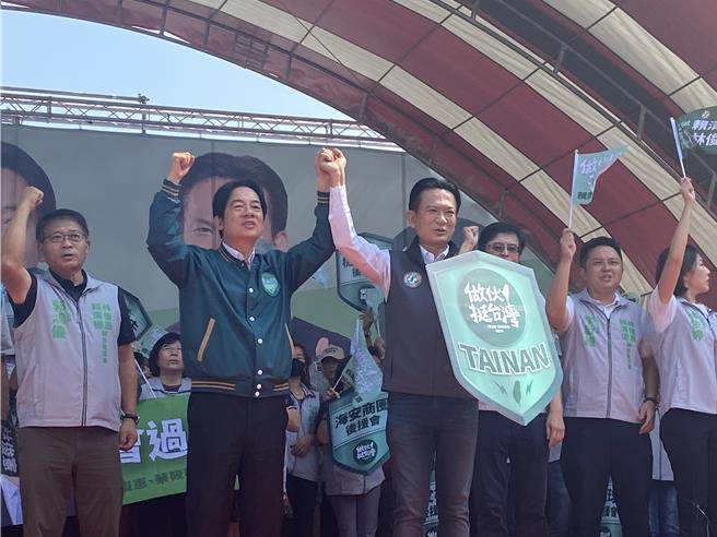 民进党总统参选人赖清德（左二）28日回到台南为子弟兵、立委林俊宪（左三）站台辅选，批国民党得不到台南支持就抹黑，喊话乡亲不要中他们的计。（曹婷婷摄）