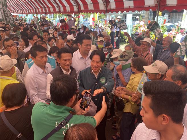民进党总统参选人赖清德28日回到台南为林俊宪助选，受到乡亲热情簇拥。(曹婷婷摄)