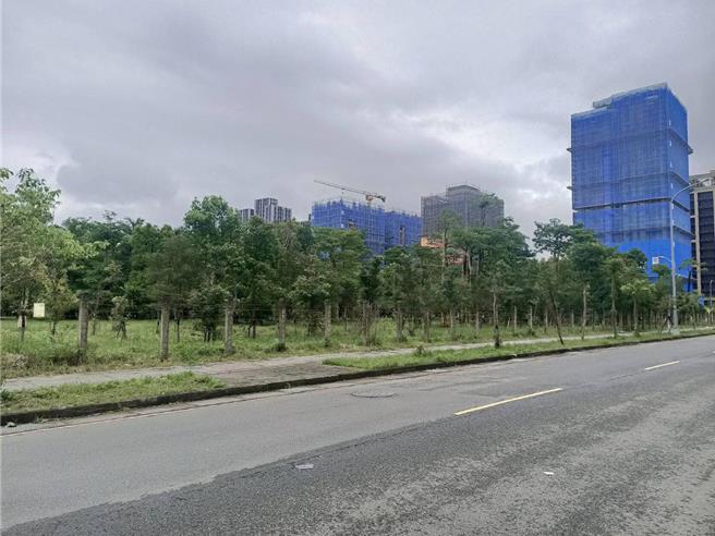 新北市议员刘哲彰建议，文小11用地应该变更使用目的，改为盖国中，舒缓新店区就学需求，新北市教育局会表示审慎评估。（新北市教育局提供／蔡亚桦新北传真）