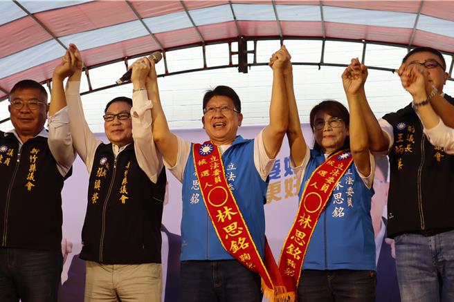 立委林思铭（中）28日在竹北成立竞选总部，党内政治人物、跨党派大老联袂支持。（邱立雅摄）
