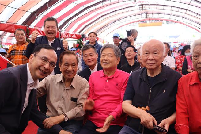 国民党主席朱立伦（左起）与新竹县前县长们陈进兴、范振宗、林光华等人合影。（邱立雅摄）