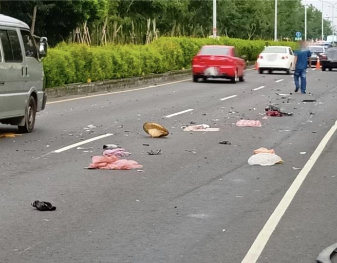 屏东佳冬乡81岁王姓妇人28日头戴斗笠、脚穿雨鞋骑机车南下行经台一线428公里欲迴转北上车道时，与北向小客车发生严重撞击，王妇当场喷飞数公尺、无生命迹象，送医后不治。（警方提供／谢佳潾屏东传真）