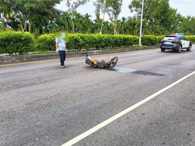 屏东佳冬乡81岁王姓妇人28日头戴斗笠、脚穿雨鞋骑机车南下行经台一线428公里欲迴转北上车道时，与北向小客车发生严重撞击，王妇当场喷飞数公尺、无生命迹象，送医后不治。（警方提供／谢佳潾屏东传真）
