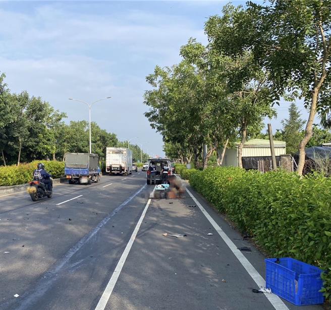 屏东佳冬乡81岁王姓妇人28日头戴斗笠、脚穿雨鞋骑机车南下行经台一线428公里欲迴转北上车道时，与北向小客车发生严重撞击，王妇当场喷飞数公尺、无生命迹象，送医后不治。（警方提供／谢佳潾屏东传真）