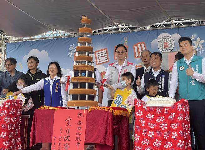 桃园市新屋国小28日举办120周年校庆活动，市长张善政（前排右三）出席为学校庆祝切生日蛋糕。(吕筱蝉摄)