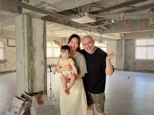 趙小僑（中）和劉亮佐（右）抱著典典寶寶參觀毛胚屋。（趙小僑提供）