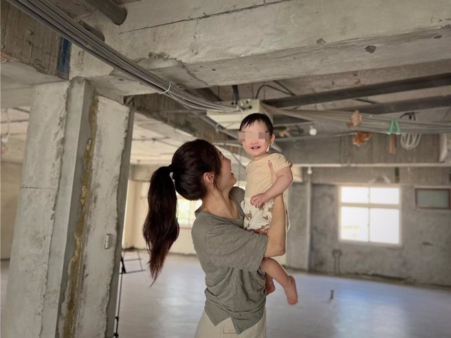 典典寶寶在未來的新家開心拍照。（趙小僑提供）