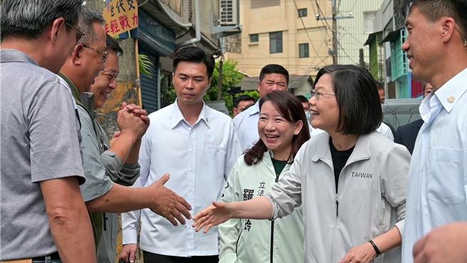 總統蔡英文（右2）28日在立委羅美玲（右3）等人陪同下至南投縣草屯鎮朝陽宮參香祈福，與草屯鄉親握手互動。（蔡銘軒提供／楊靜茹南投傳真）
