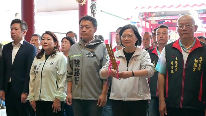 總統蔡英文（右2）在草屯鎮朝陽宮參香祈福，並致贈「慈恩廣濟」匾額。（蔡銘軒提供／楊靜茹南投傳真）