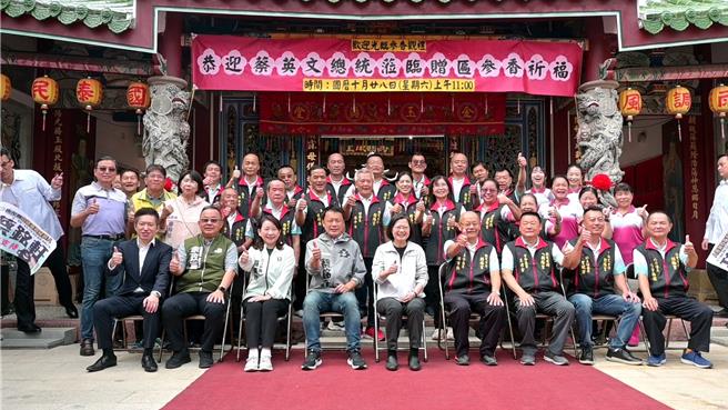 總統蔡英文在草屯鎮朝陽宮參香祈福後，與朝陽宮廟務人員合影。（蔡銘軒提供／楊靜茹南投傳真）