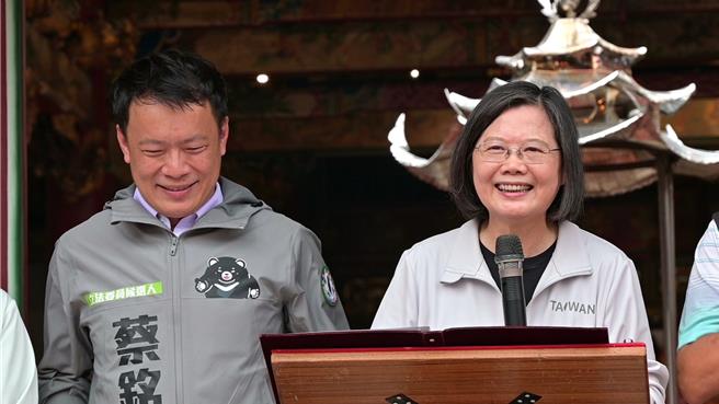 總統蔡英文（右）說，「海鯤號」代表台灣的國防，國防做好了，展現自我防衛的決心，才值得國際的朋友「相挺」。（蔡銘軒提供／楊靜茹南投傳真）