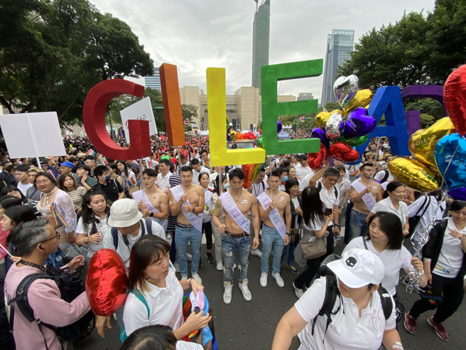 第21届台湾同志游行28日举行，本届游行主题「与多元同行 （Stand with Diversity）」 ，参与游行队伍的民眾都精心打扮。（邓博仁摄）