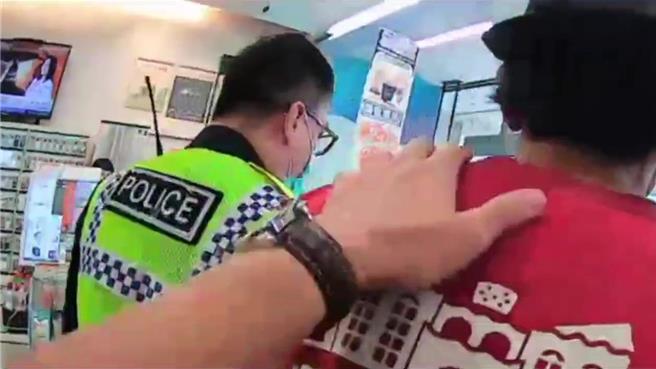 台东1名怪异男子（右）意图攻击路过民眾，台东县警察局台东分局强势执法。（台东县警察局提供／蔡旻妤台东传真）