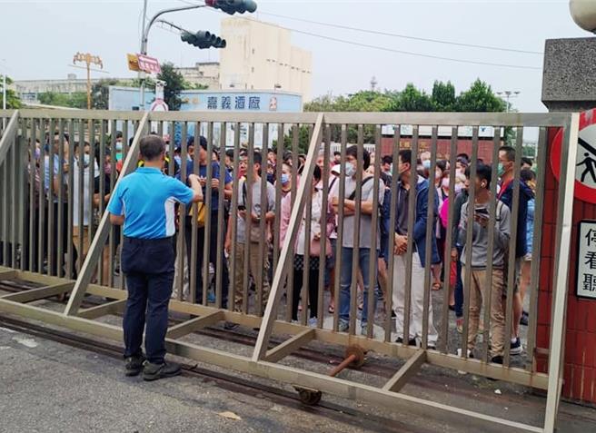 台湾菸酒公司嘉义酒厂28日10点开卖「职人严选－2023锺馗醉酒系列二」限量酒，因具收藏价值，天没亮就吸引大批民眾排队抢买。（取自「玉山大曲－嘉义酒厂」脸书／吕妍庭嘉义传真）★《中时新闻网》关心您：饮酒过量，有碍健康。酒后不开车，安全有保障！