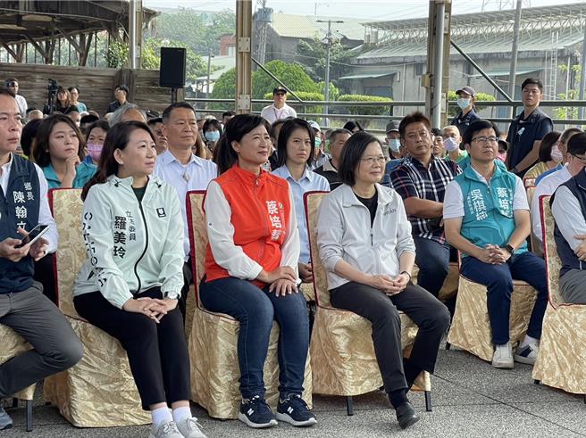 總統蔡英文（左4）28日至集集線濁水站視察，聽取交通部簡報，宣布田中支線2029年完工。（楊靜茹攝）