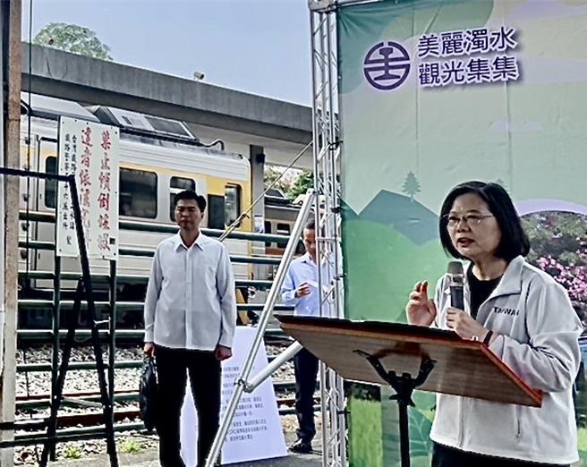 總統蔡英文說，蔡培慧擔任行政院中辦執行長時爭取集集線連結田中高鐵，預計田中支線2029年完工。（楊靜茹攝）