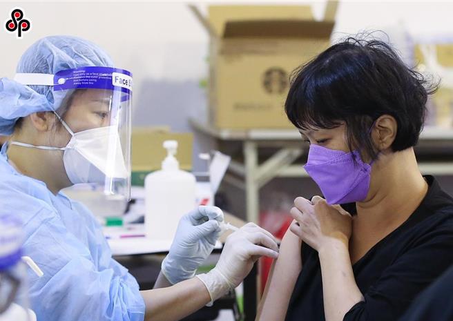 卫生福利部预防接种受害救济审议小组（VICP）公布最新审议结果，共有17案获救济。图为民眾施打新冠疫苗示意画面。（本报资料照／陈俊吉摄）