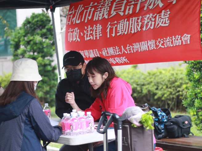许淑华提供民眾免费法律谘询服务 。(取自许淑华脸书)