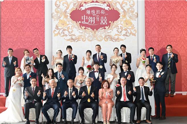 中钢集团28日在卫武营国家艺术文化中心举办2023年集团结婚典礼，中钢董事长翁朝栋也亲自出席活动，为67对新人担任证婚人。（中钢提供／洪浩轩高雄传真）