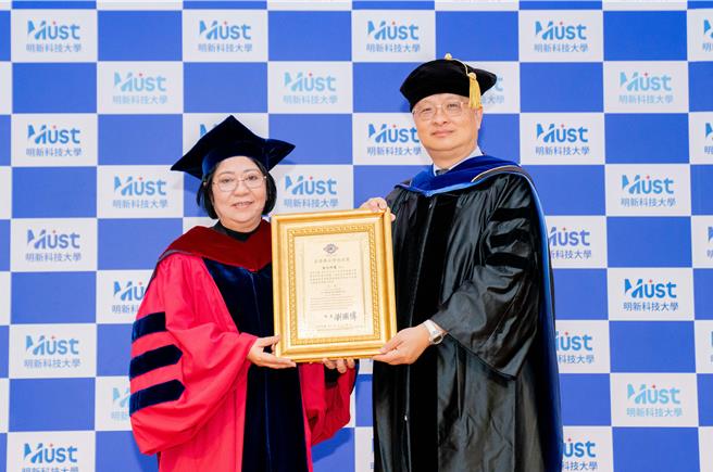 明新科大28日举行57周年校庆，在越南开办教育事业的黄氏明莲（左）获颁名誉博士。（明新科大提供／邱立雅竹县传真）