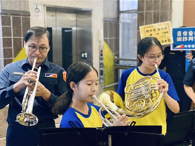 北市保大员警与介寿国中管弦乐团合奏。（翻摄照片／林郁平台北传真）