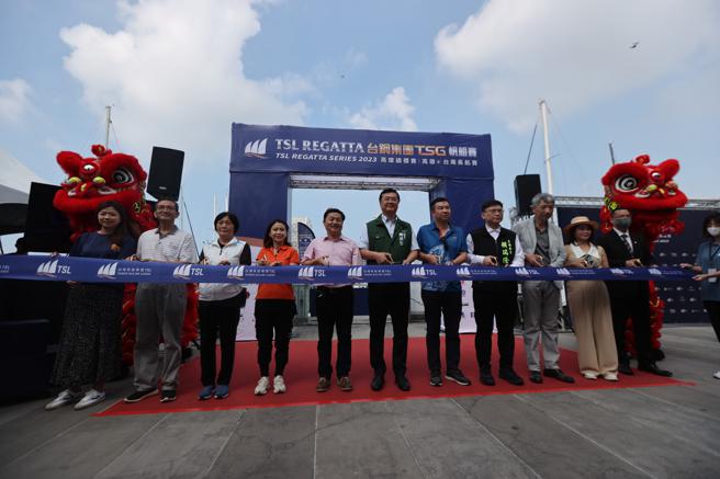 2023 TSL台钢集团TSG帆船赛，28日在高雄爱河湾举办开赛仪式，包括高雄市罗达生副市长，立法院赖瑞隆委员等贵宾都到场支持赛事。（图片来源：亚果游艇集团提供）
