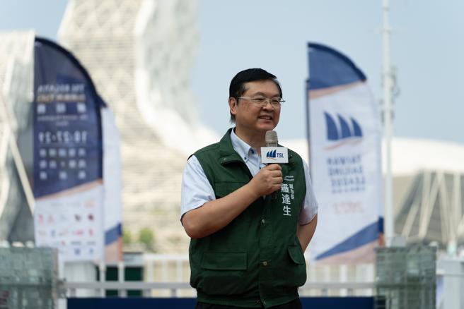 高雄市罗达生副市长感谢亚果催生帆船赛，对高雄的投资不遗余力，参与各种水域活动也非常支持。（图片来源：亚果游艇集团提供）