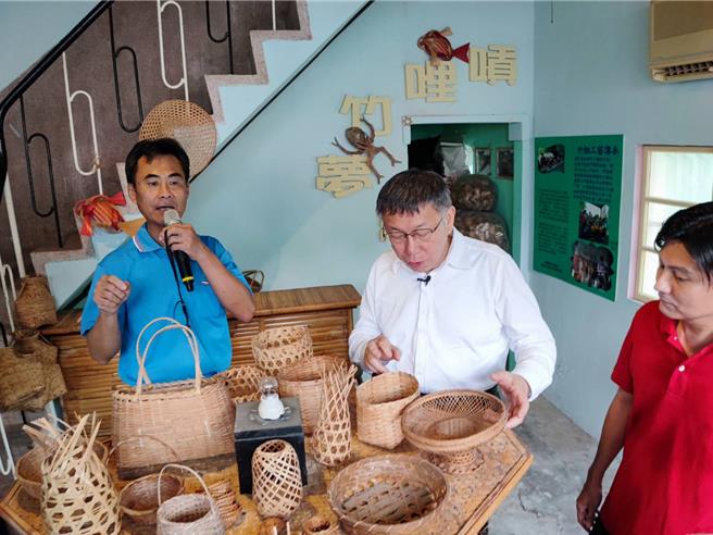 民眾党总统参选人柯文哲（中）28日直捣民进党总统参选人赖清德本命区，接连走访七股、关庙。（曹婷婷摄）