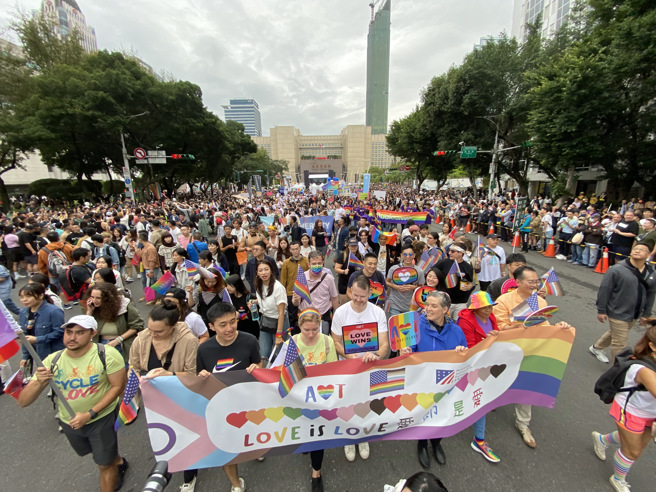 行政院長陳建仁在臉書發文表示，到今年9月，已經有1.2萬對同性伴侶結婚登記。第21屆臺灣同志遊行28日舉行，本屆遊行主題「與多元同行 （Stand with Diversity）」 ，參與遊行隊伍的民眾都精心打扮。（鄧博仁攝）