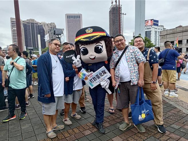 台北市警察局派员到游行现场进行反诈骗宣导。（翻摄照片／林郁平台北传真）